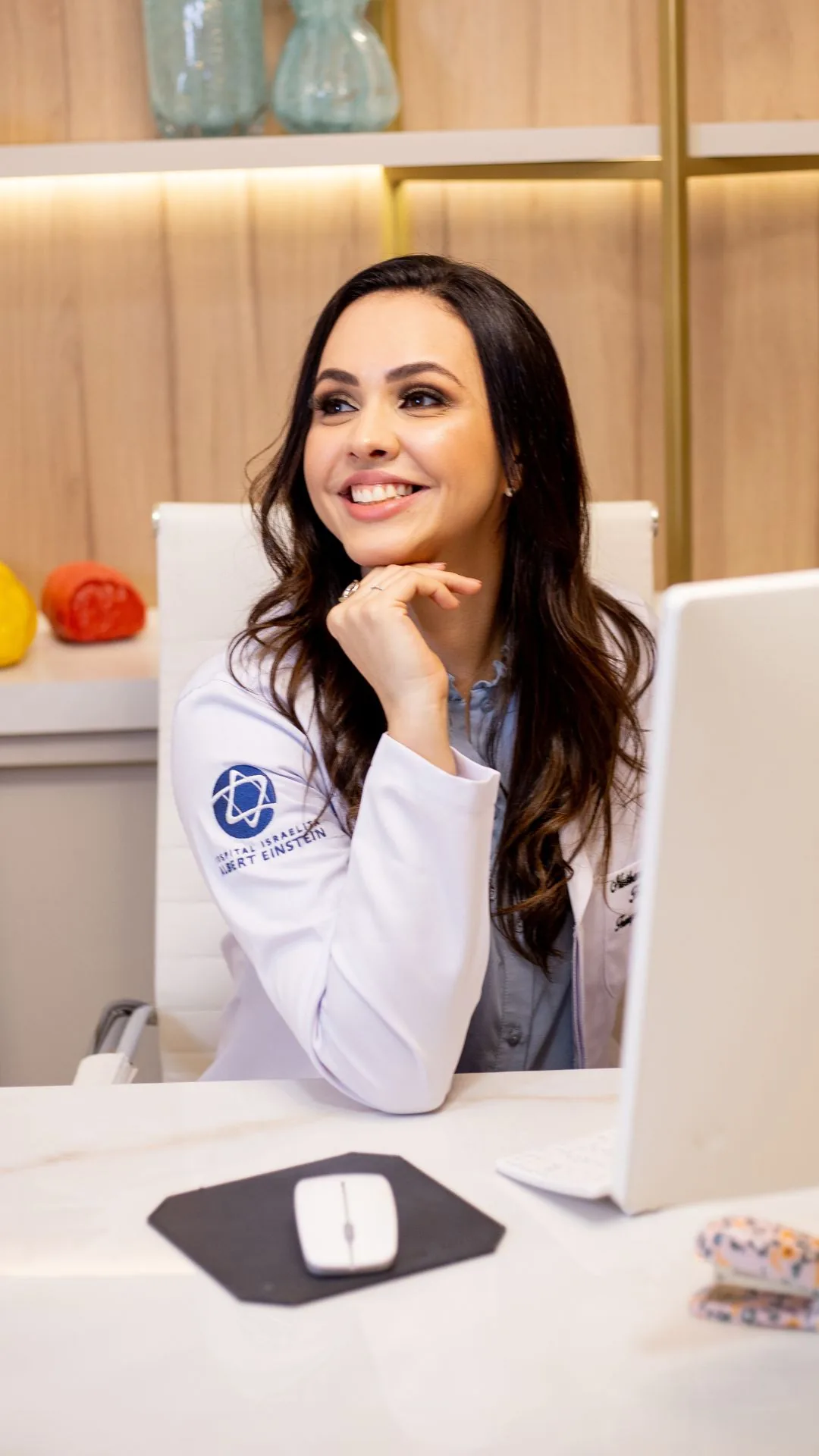 Dra. Nathana Lemos analisando exames